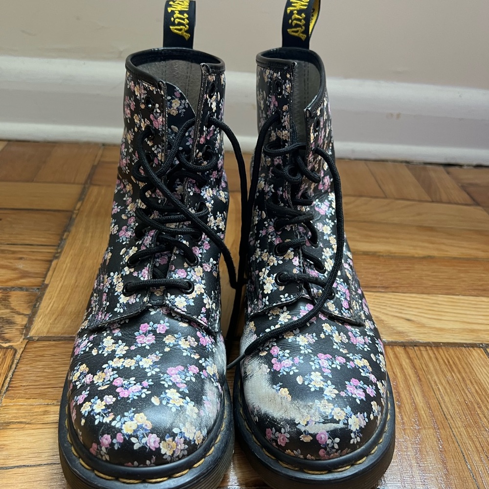 FLORAL DOC MARTENS SIZE 8